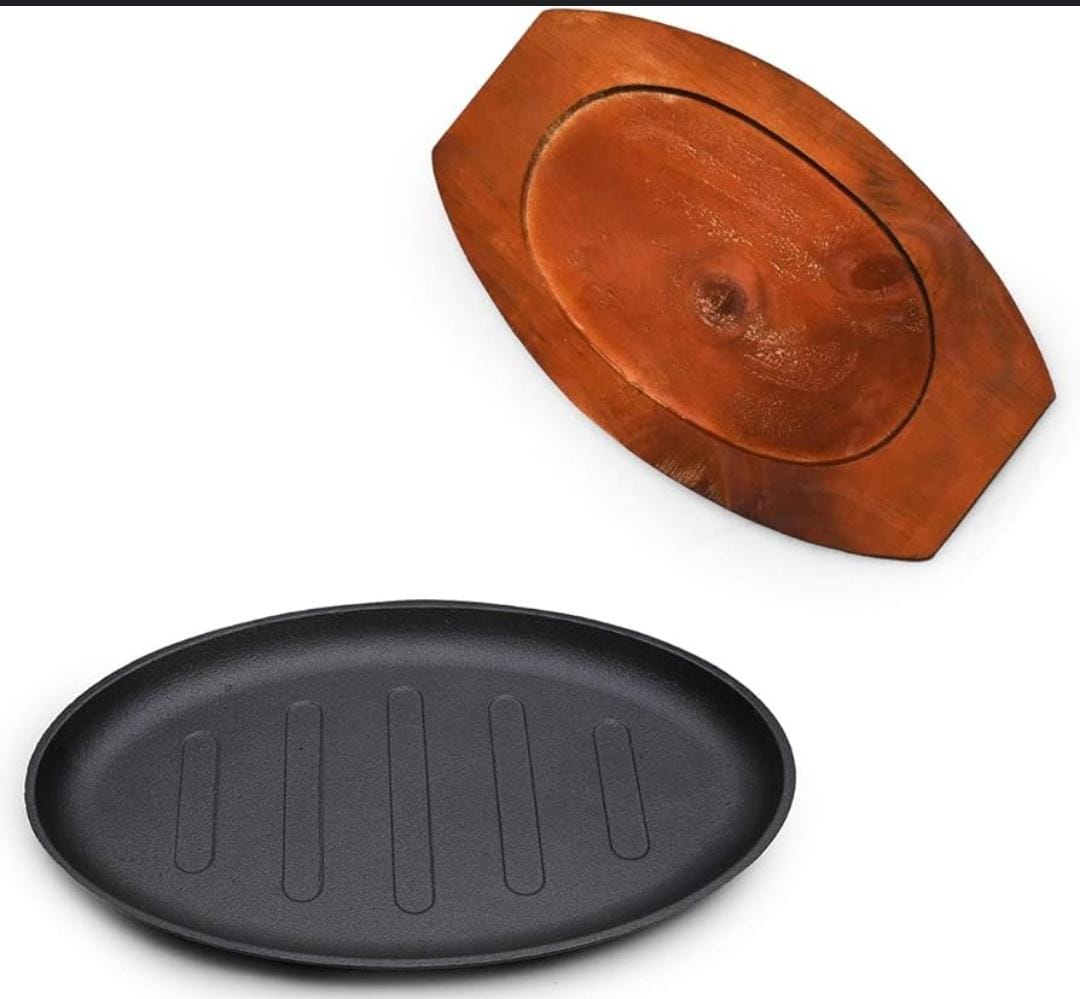 Cast iron hot sizzling plate on wooden tray - Image 7