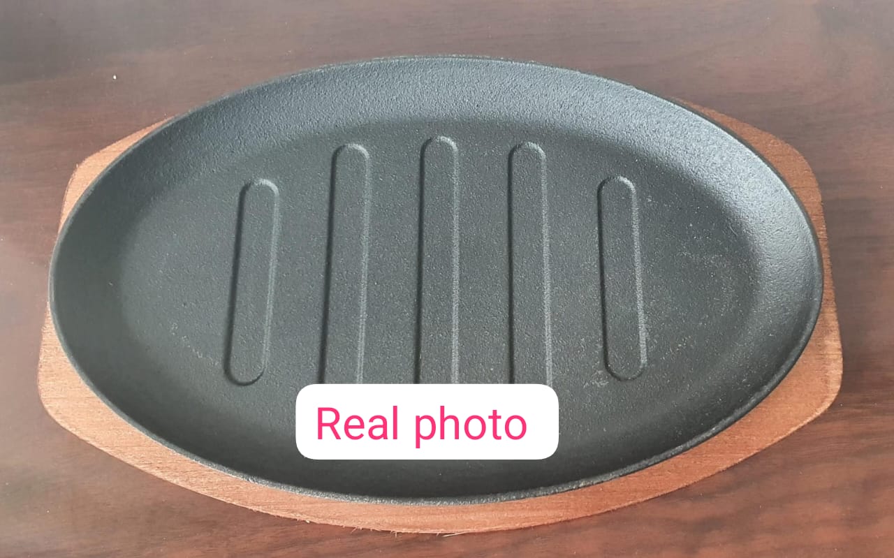 Cast iron hot sizzling plate on wooden tray - Image 3